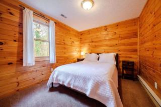 Charming Log Cabin with a Fire Pit in the Woods near Lake Logan in Ohio - 3
