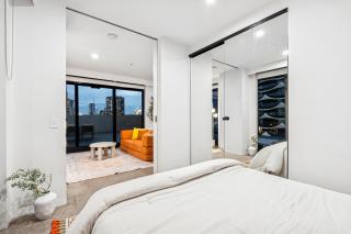 Luxury Marina Tower Stay Waterfront & City Views - 7