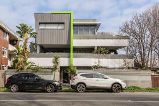 Ezra on Barkly Walk to St Kilda Beach and Luna Park - 6