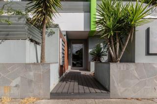 Ezra on Barkly Walk to St Kilda Beach and Luna Park - 4