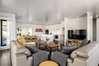 Wilyabrup Waters - Lakeside Haven in the Wine Region - 9