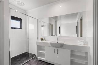 Wilyabrup Waters - Lakeside Haven in the Wine Region - 1