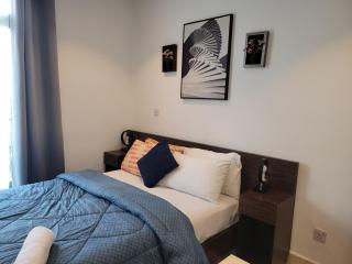 Luxe Corner Apartments - 9