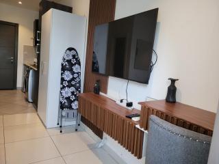 Luxe Corner Apartments - 7