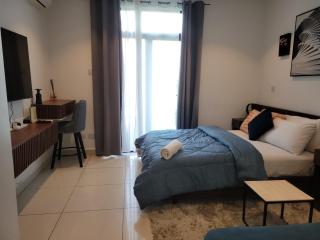 Luxe Corner Apartments - 6