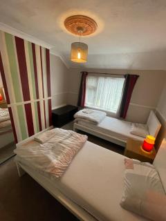 Lovely 4 bed house with patio & bbq - 8