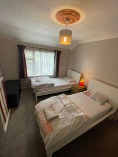 Lovely 4 bed house with patio & bbq - 9