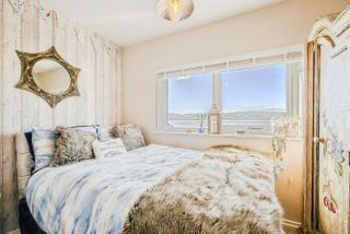 Beachside - Stunning coastal retreat with hot tub and sea views - 5