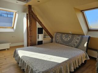 Stylish top floor apartment with garden view - 7