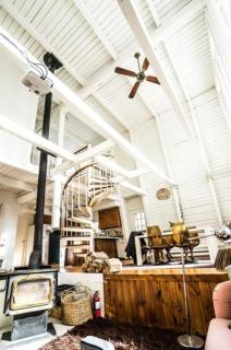 Peaceful Tree House Nestled Away in Hudson Valley, New York - 4