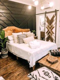 Secluded Treehouse Rental Ideal for Glamping in Alabama - 8