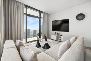 Elegant 3BR with Canal and Burj Khalifa Views - 1