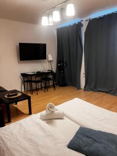 Cozy 1 Bedroom Getaway Central Meidling Location - 4