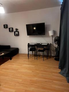 Cozy 1 Bedroom Getaway Central Meidling Location - 9