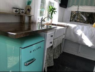 Colorful Tiny House Glamping on a Farm in Live Oak, Florida - 9