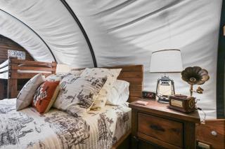 Texas Glamping near Murchison: Charming Wagon Rental Perfect for a Romantic Getaway - 7