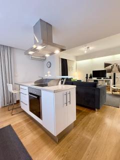 Στην ΚΑΡΔΙΑ ΤΗΣ ΠΟΛΗΣ - in the HURT OF THE TOWN - 1