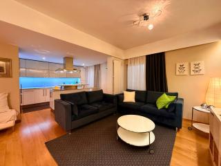 Στην ΚΑΡΔΙΑ ΤΗΣ ΠΟΛΗΣ - in the HURT OF THE TOWN - 4