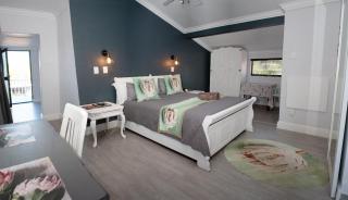 VillaVin at 26 Richardson - 5