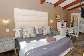 VillaVin at 26 Richardson - 4