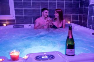 Suite romantique La Maison de Flora SPA intérieur, jardin et lit King size - 6