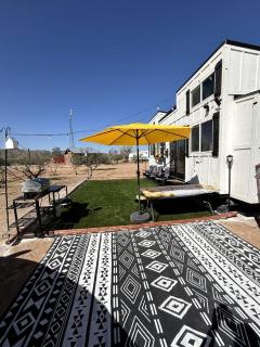 Remote Modern Tiny House with Deck, BBQ and Mountain Views in Arizona - 8