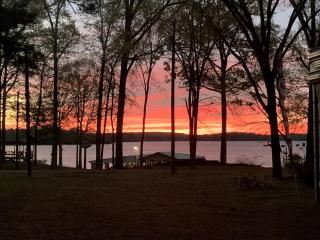 Incredible Lakefront Cabin for a Wonderful Family Adventure in Nature in Hemphill, Texas - 7