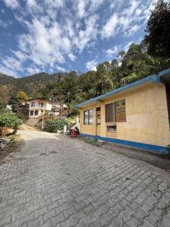 Chandra homestay kainchi dham - 1