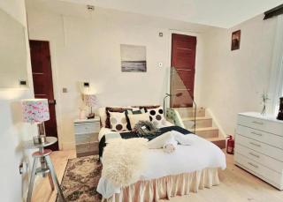 Studio for Two with Private Kitchenette - 9