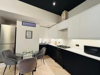 Stylish New Build Flat Just 300m from Tube Station - 7