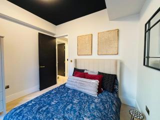 Stylish New Build Flat Just 300m from Tube Station - 6