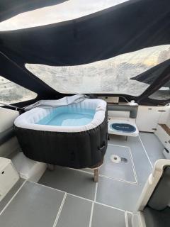Boat with Jacuzzi - Bateau avec Jacuzzi - 8