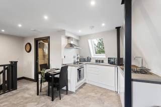 Edinburgh City Penthouse Studio - 9