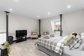 Edinburgh City Penthouse Studio - 6