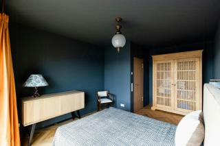 Architect House With Vintage Classics By River - 6