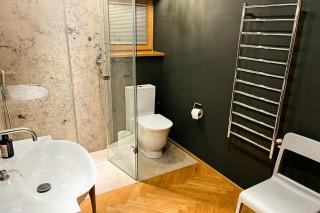 Architect House With Vintage Classics By River - 2