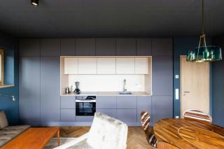 Architect House With Vintage Classics By River - 1