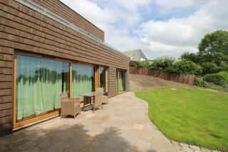 Riverside Architect-Designed Garden Apartment - 1