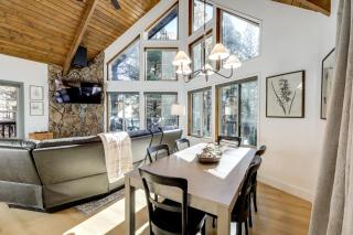 Family Getaway with Hot Tub! 20 Mi to Flagstaff - 4