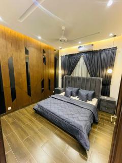 Goldcrest Mall Luxury Apartment - 3