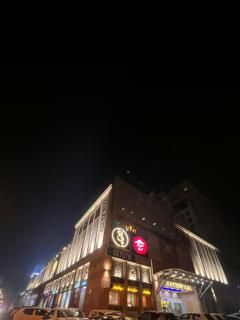 Goldcrest Mall Luxury Apartment - 1