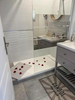 L Appart Bandolais T2 vue Mer, garage privé, accès village, clim - 3