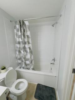 Modern Comfort West Edmonton - 2