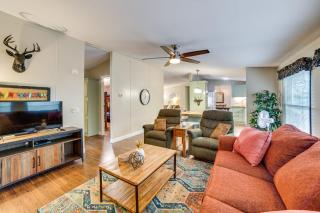 Charming Home with Deck and Yard - 1 Mi to Lake Texoma - 6