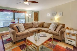 Charming Home with Deck and Yard - 1 Mi to Lake Texoma - 5