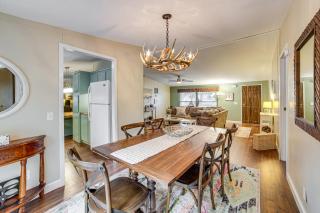 Charming Home with Deck and Yard - 1 Mi to Lake Texoma - 2