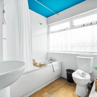 Cozy Two Bedroom House - King Beds - Parking & Garden 4VC - 1