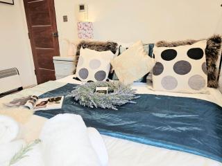 Studio for Two with Private Kitchenette - 5