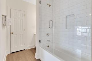 AV15-42: 15 42nd Avenue - 1