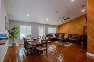 Family Oasis at Sunrise Private Pool, Game, Cardio, Grill, Work & Play - 7